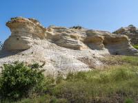 Langgestreckte Felsformation aus geschichtetem Tuff im Zemi Tal